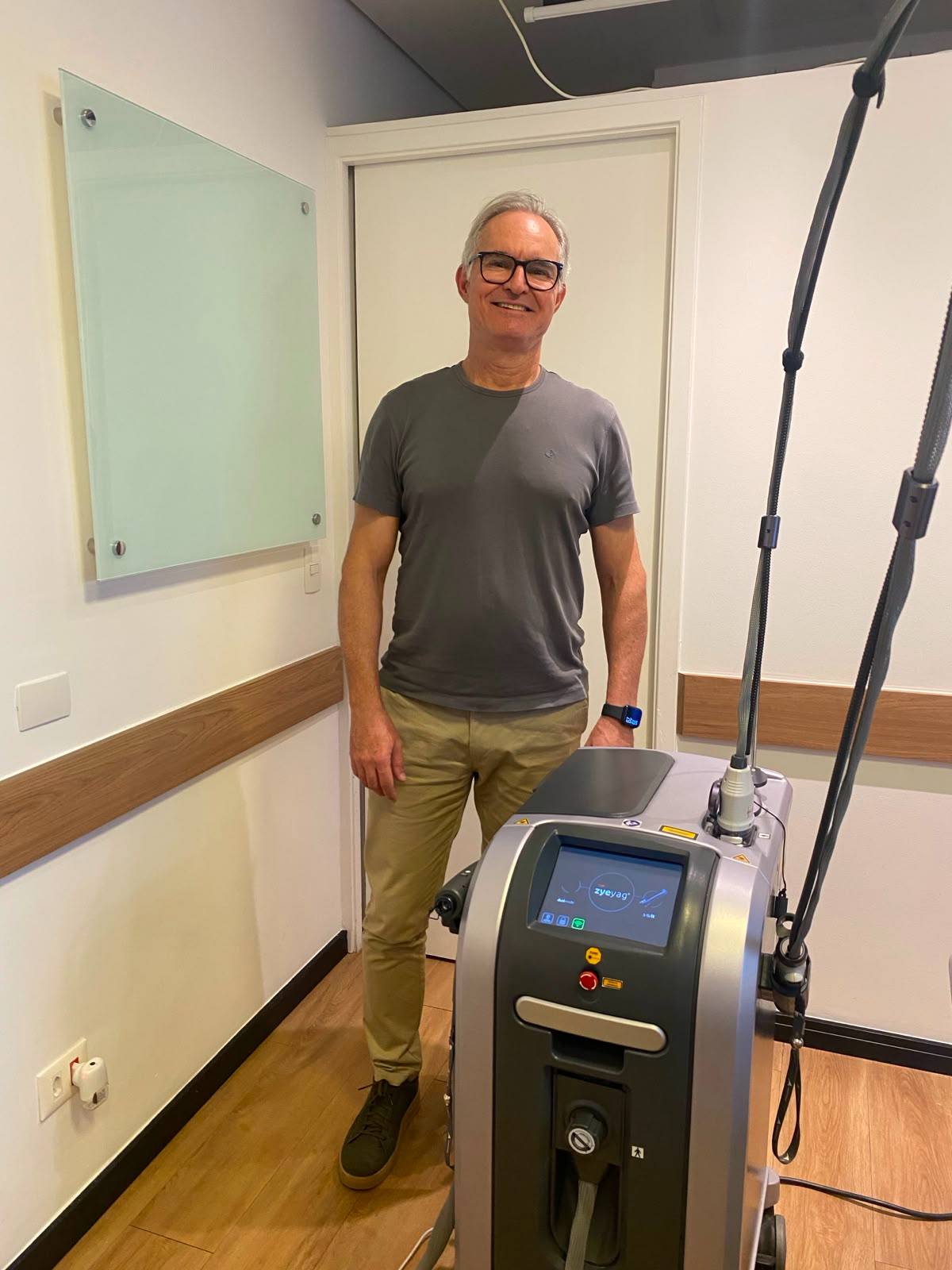 Dr. Evandro ao lado do aparelho de laser de Erbium, na sala de procedimentos